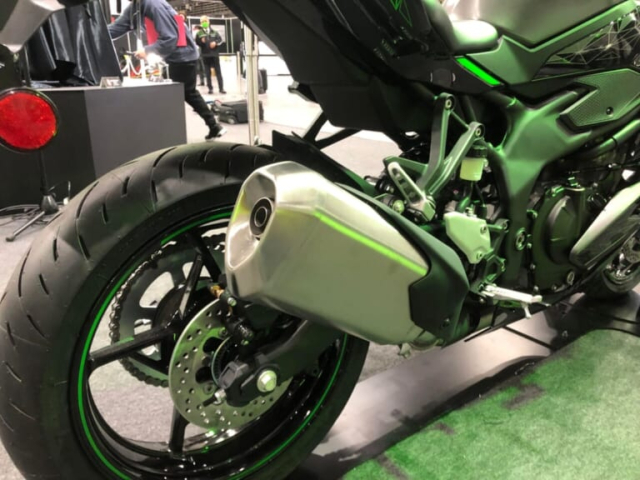 Trinh lang Ninja ZX25R SE 2023 tai Osaka Motorcycle Show 2023 voi mot so dieu chinh - 5