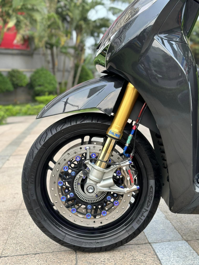 Tuong dai SH300i quay lai thoi huy hoang voi dan chan Upside down 3 dia - 8 Tuong dai SH300i quay lai thoi huy hoang voi dan chan Upside down 3 dia - 8