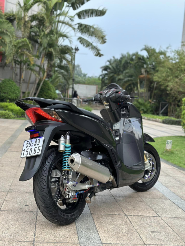 Tuong dai SH300i quay lai thoi huy hoang voi dan chan Upside down 3 dia - 19 Tuong dai SH300i quay lai thoi huy hoang voi dan chan Upside down 3 dia - 19