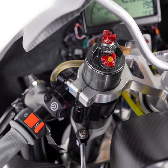 Len san huyen thoai dong co quay CRIGHTON CR700W Ty le ma luc tuong duong voi xe dua MotoGP - 5