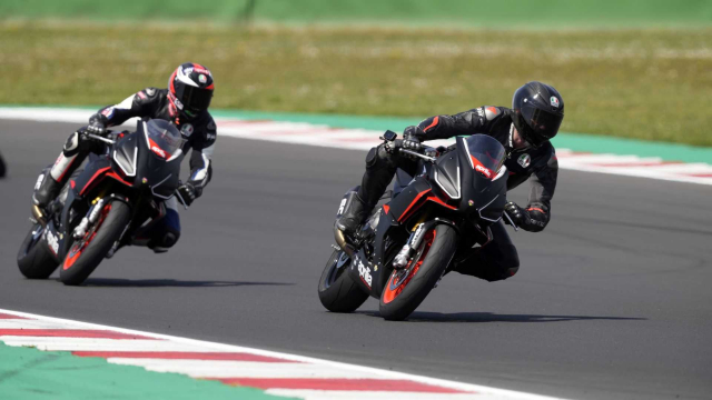 Chi tiet Phien Ban Gioi Han Aprilia RS660 Trofeo Ra Mat Tai My Trong Thang 4 Nam 2023 - 20