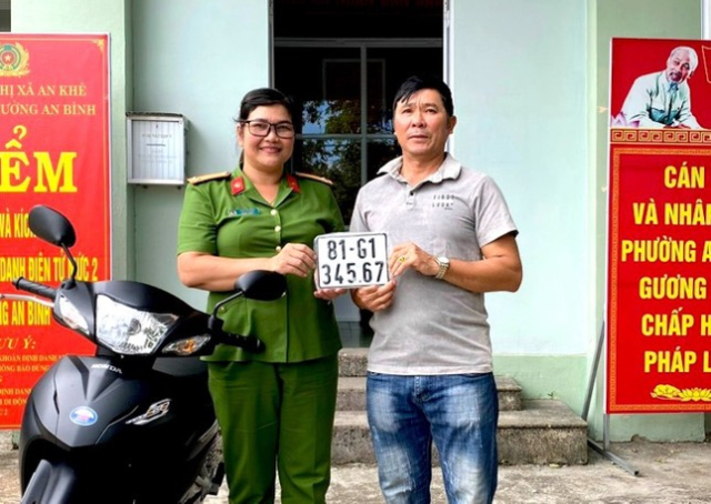 Ban tay vang bam ra bien so sanh tien cuc dep