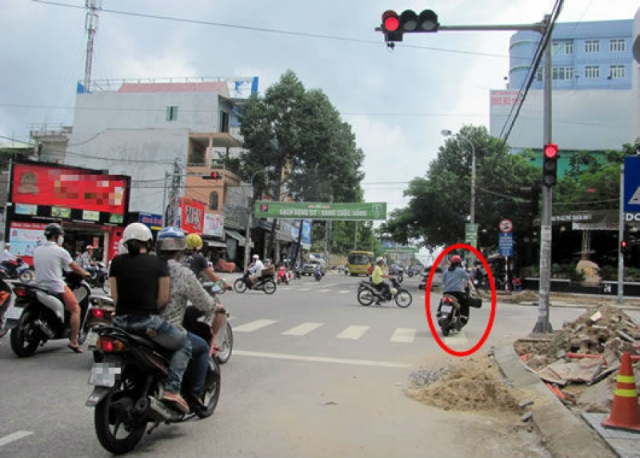 Bo tui bi quyet di xe may khong bi cong an giao thong tuyt coi - 7