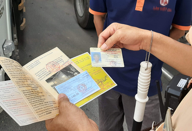 Bo tui bi quyet di xe may khong bi cong an giao thong tuyt coi - 9