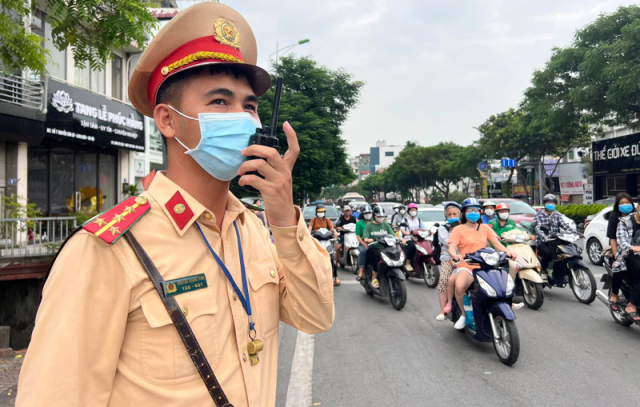 Canh sat giao thong co the mac thuong phuc de xu ly vi pham - 4