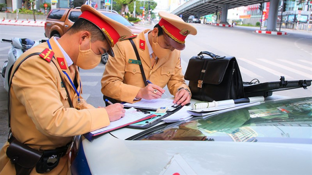Canh sat giao thong co the mac thuong phuc de xu ly vi pham - 5
