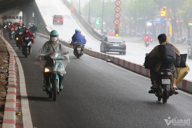 Canh sat Ha Noi phat hang tram nguoi dieu khien xe may chay nguoc chieu