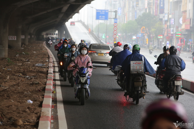 Canh sat Ha Noi phat hang tram nguoi dieu khien xe may chay nguoc chieu - 4