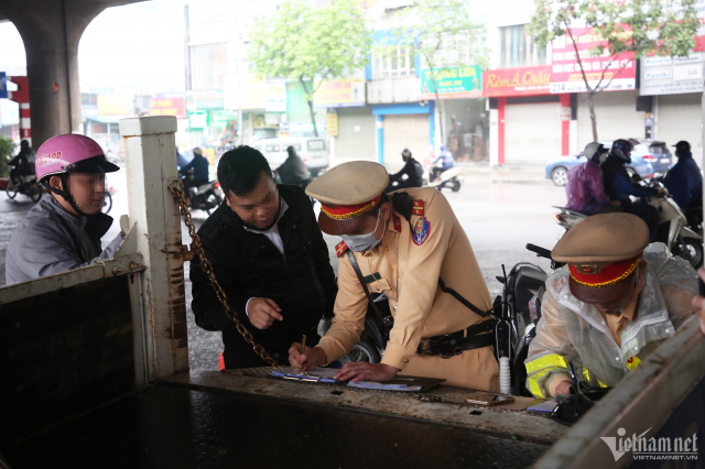 Canh sat Ha Noi phat hang tram nguoi dieu khien xe may chay nguoc chieu - 7