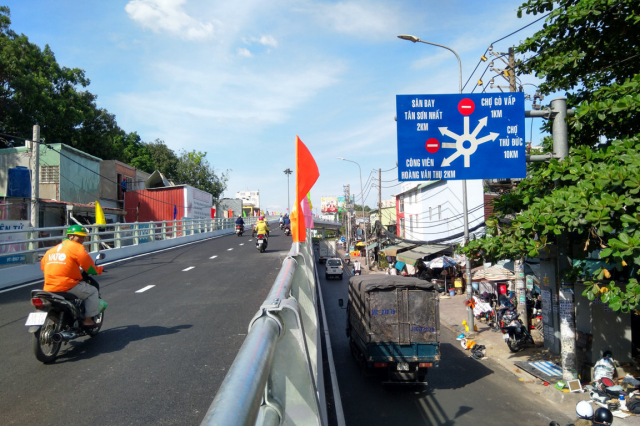 Cau vuot cua ngo Tan Son Nhat se cam xe may di vao - 4