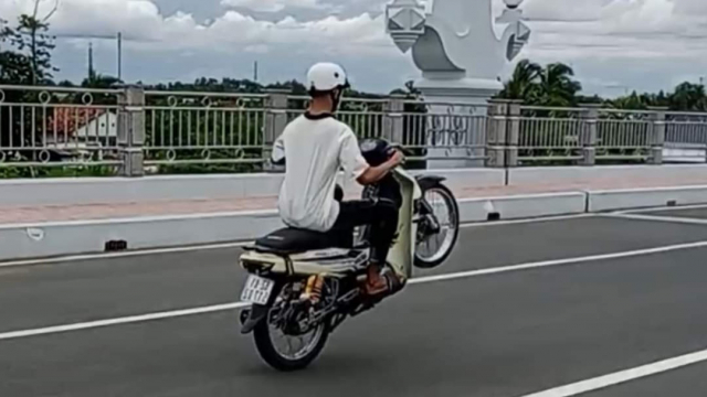 Chay xe mot banh thanh nien bi be len phuong uong tra - 3
