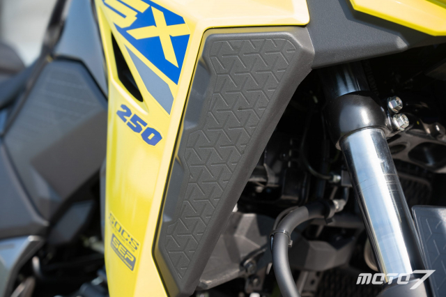 Chi tiet SUZUKI VStrom 250 SX 2023 dung chung dong co Gixxer lam mat bang dau - 10