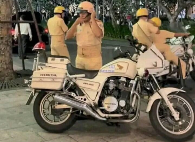 Clip CSGT deo nit bung xuat hien tren pho di bo day la trang bi moi hay xuat hien tu lau