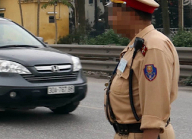 Clip CSGT deo nit bung xuat hien tren pho di bo day la trang bi moi hay xuat hien tu lau - 3