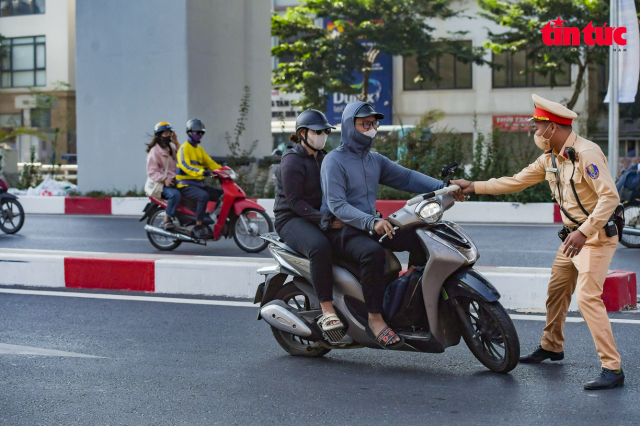 Cong an TP Ha Noi xu phat hang loat xe may chay vao duong cam - 3