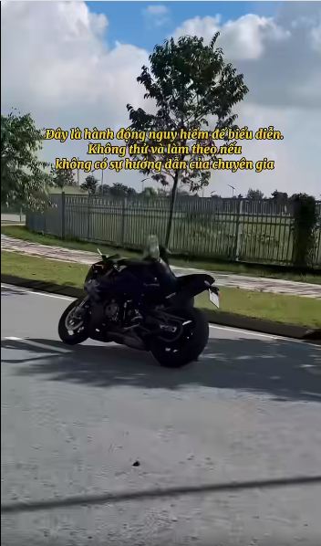 Cong an trieu tap Ngoc Trinh de lam ro vu dang 2 tay chay mo to o Thu Thiem - 3