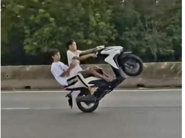 Da xac minh duoc 2 thanh nien boc dau xe may tren quoc lo