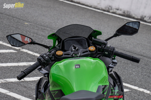Danh gia chi tiet Kawasaki ZX4R SE dong co 4 xilanh hap dan vua trinh lang - 5