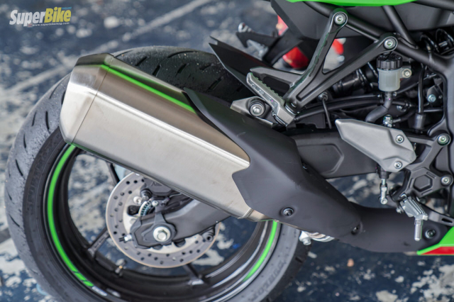 Danh gia chi tiet Kawasaki ZX4R SE dong co 4 xilanh hap dan vua trinh lang - 7