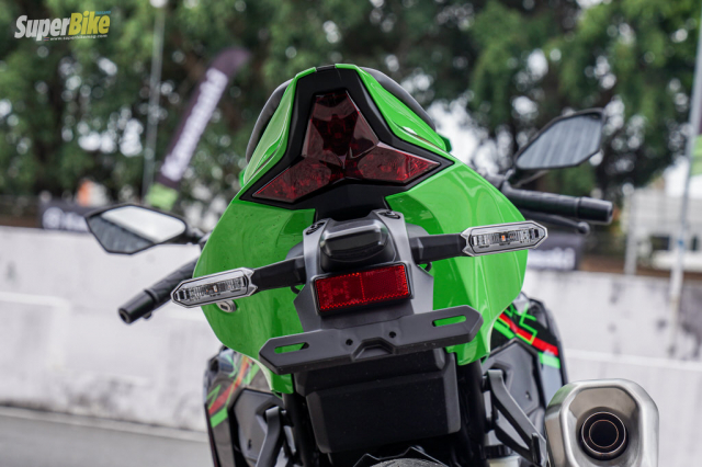 Danh gia chi tiet Kawasaki ZX4R SE dong co 4 xilanh hap dan vua trinh lang - 10