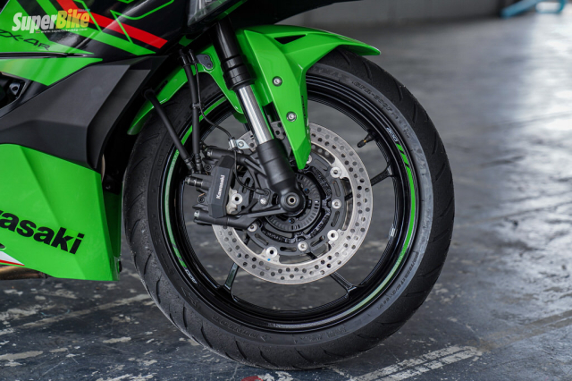 Danh gia chi tiet Kawasaki ZX4R SE dong co 4 xilanh hap dan vua trinh lang - 13
