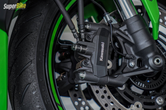 Danh gia chi tiet Kawasaki ZX4R SE dong co 4 xilanh hap dan vua trinh lang - 15