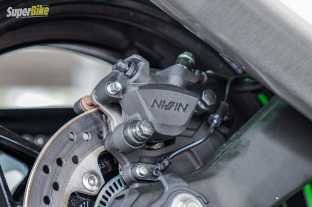 Danh gia chi tiet Kawasaki ZX4R SE dong co 4 xilanh hap dan vua trinh lang - 16