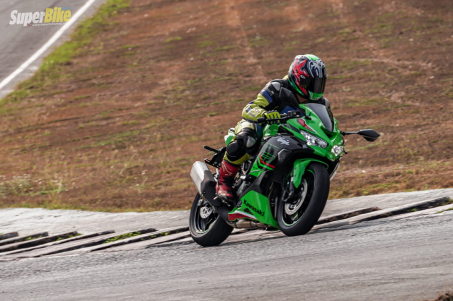 Danh gia chi tiet Kawasaki ZX4R SE dong co 4 xilanh hap dan vua trinh lang - 17