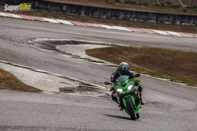 Danh gia chi tiet Kawasaki ZX4R SE dong co 4 xilanh hap dan vua trinh lang - 21