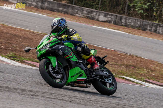 Danh gia chi tiet Kawasaki ZX4R SE dong co 4 xilanh hap dan vua trinh lang - 20