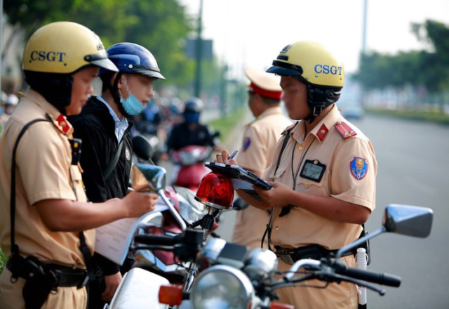 De xuat CSGT khong duoc kiem tra giay to nguoi ngoi sau xe may - 3
