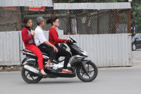 De xuat them truong hop xe may duoc kep 3 khong bi phat - 4