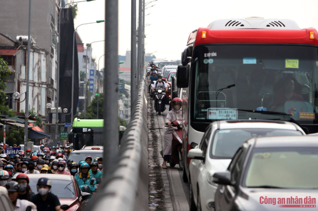 Di len vanh dai 2 tren cao Ha Noi ca loat xe may bi CSGT xu phat - 3