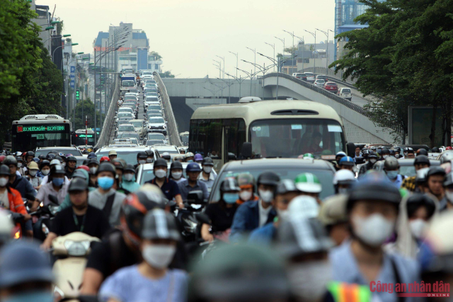 Di len vanh dai 2 tren cao Ha Noi ca loat xe may bi CSGT xu phat