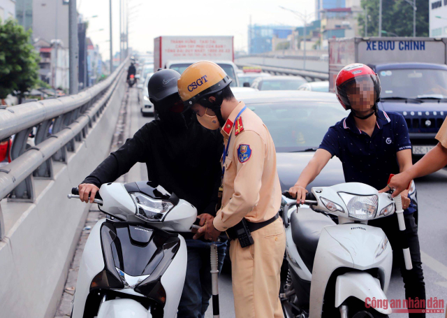 Di len vanh dai 2 tren cao Ha Noi ca loat xe may bi CSGT xu phat - 5