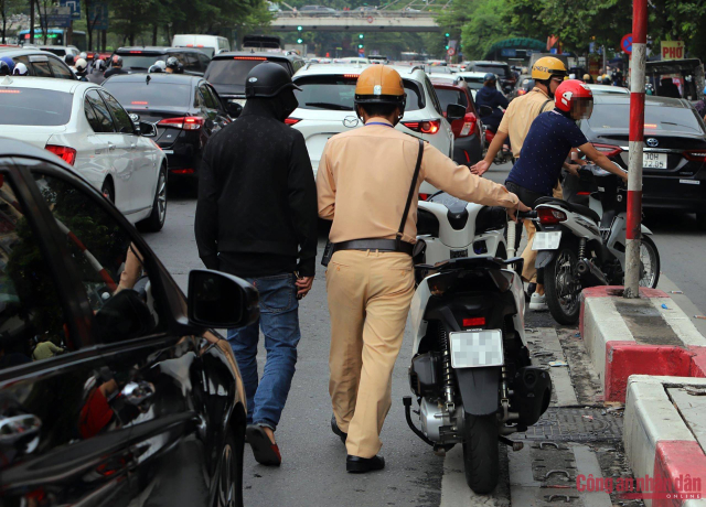 Di len vanh dai 2 tren cao Ha Noi ca loat xe may bi CSGT xu phat - 7
