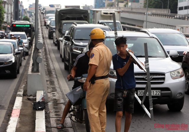 Di len vanh dai 2 tren cao Ha Noi ca loat xe may bi CSGT xu phat - 6