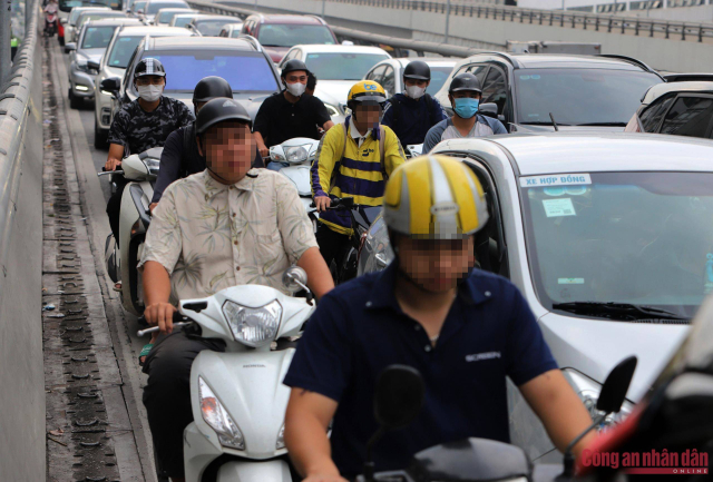 Di len vanh dai 2 tren cao Ha Noi ca loat xe may bi CSGT xu phat - 9