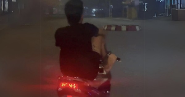 Dieu khien xe may bang chan bi cong an moi uong tra - 3