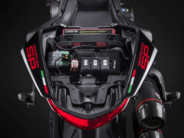 Ducati Monster SP 2023 cong suat 111 ma luc ra mat tai An Do - 8