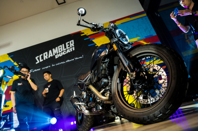 Ducati Scrambler Next Gen mau xe co dien very hop voi gioi tre nang dong - 9