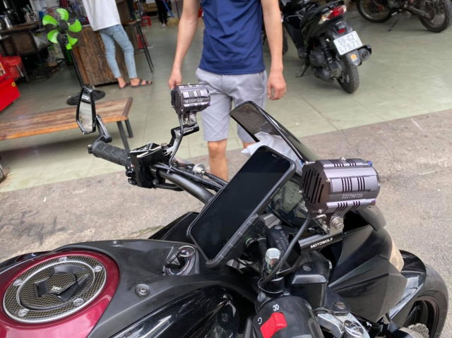Gan dien thoai vao gia do tren xe may lieu co bi CSGT phat khong - 3