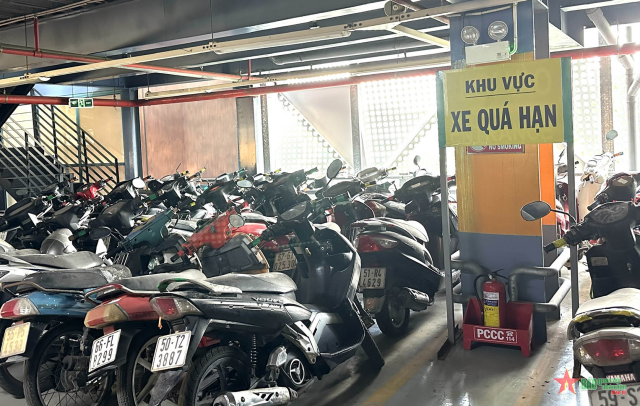 Hang tram xe may bi bo quen tai noi khong ai ngo toi
