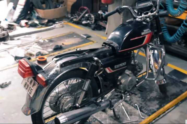 Honda CD100 38 nam tuoi duoc hoi sinh dep lung linh - 3