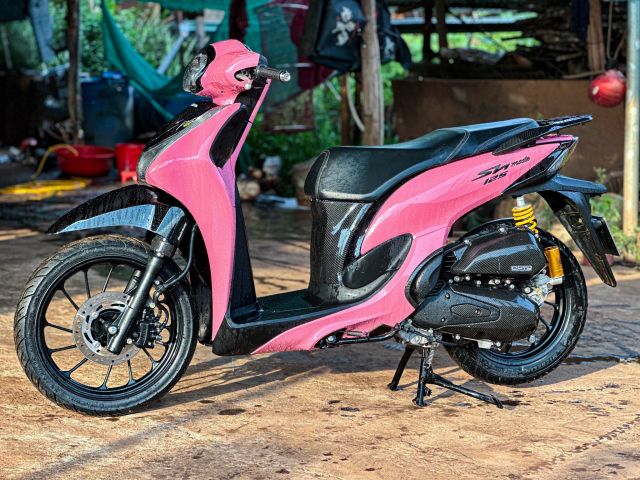 Honda SH Mode lot xac voi dan ao mau hong cuc chat - 3