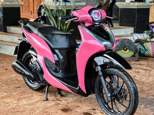 Honda SH Mode lot xac voi dan ao mau hong cuc chat - 7