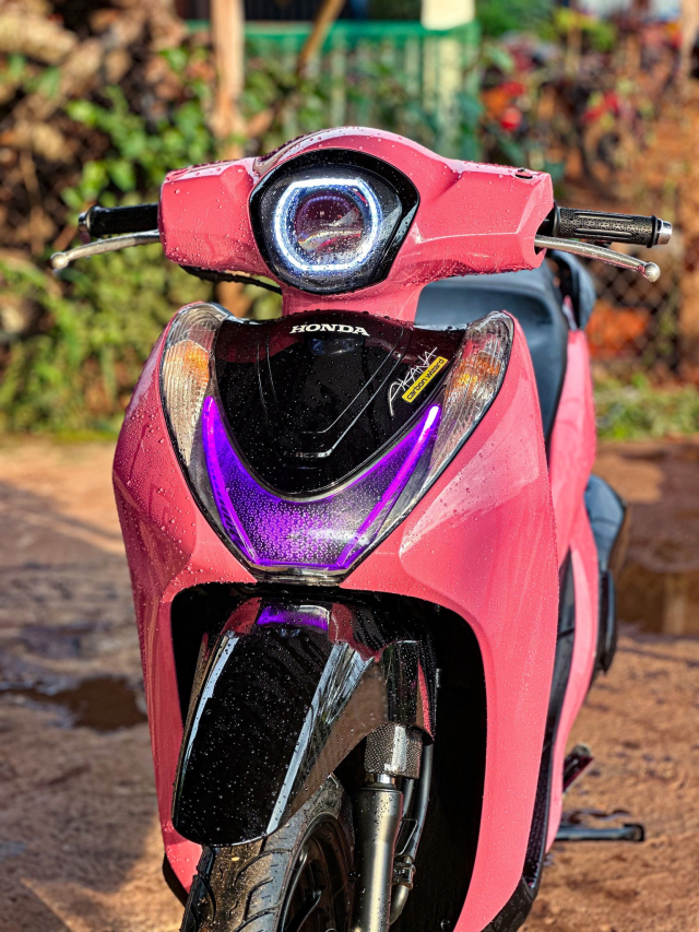 Honda SH Mode lot xac voi dan ao mau hong cuc chat - 4