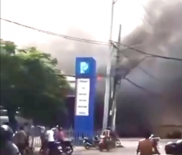 Khach vut dau thuoc cay xang o Binh Dinh chay du doi - 3