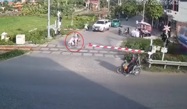 Khoanh khac nhanh mot giay cham ca doi khi gianh duong voi xe lua