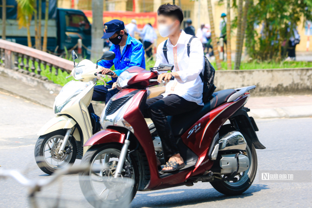 Khong nuong chieu khi giao xe may cho con em chua du tuoi - 4